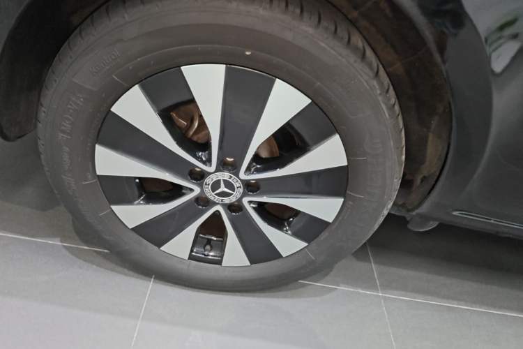 Used Mercedes-Benz Vito 2023 2.0T Elite Version 7 Seats Right Rear Wheel Hub