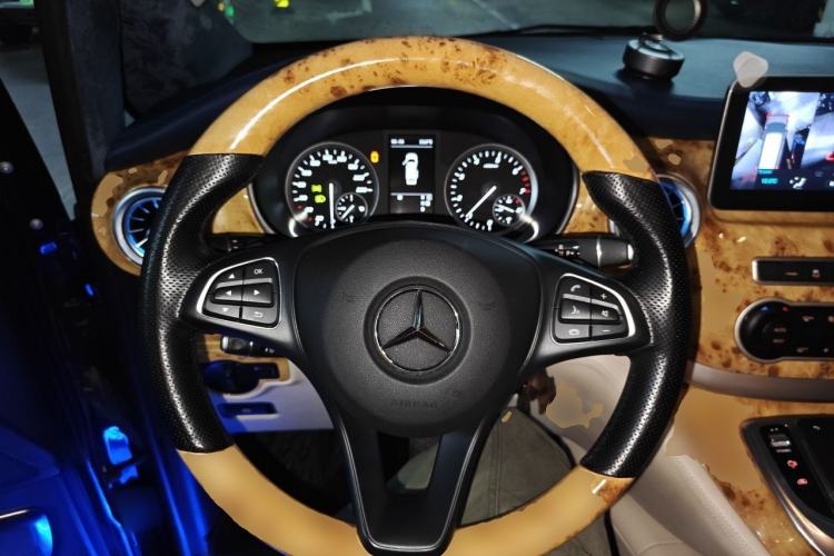 Used Mercedes-Benz Vito 2023 2.0T Elite Version 7 Seats Steering Wheel