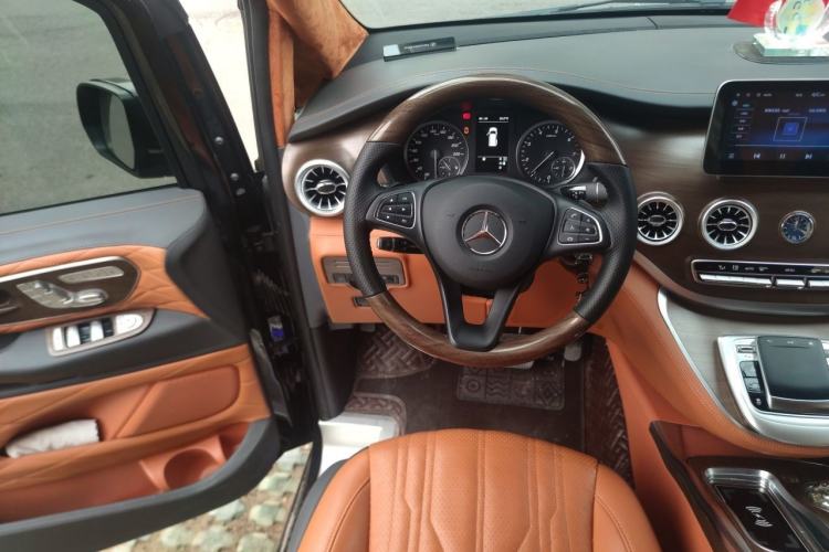 Used Mercedes-Benz Vito 2023 2.0T Elite Version 7 Seats Steering Wheel