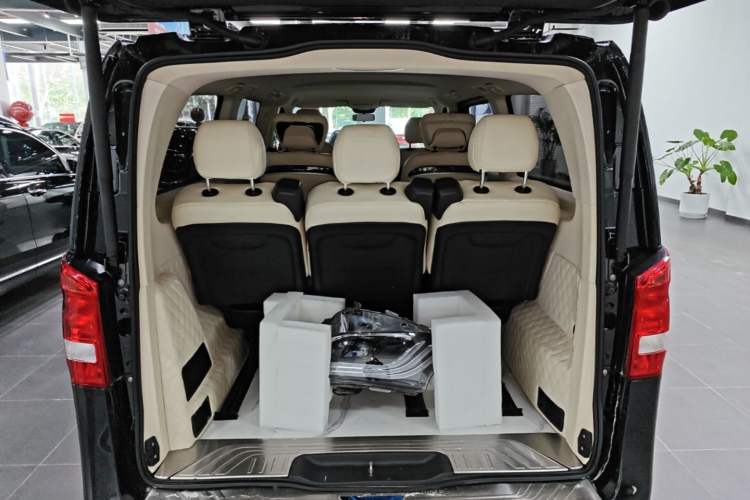 Used Mercedes-Benz Vito 2023 2.0T Elite Version 7 Seats Trunk