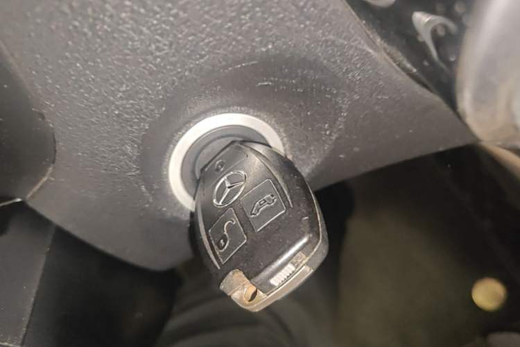 Used Mercedes-Benz Vito 2023 2.0T Elite Version 7 Seats Vehicle Key