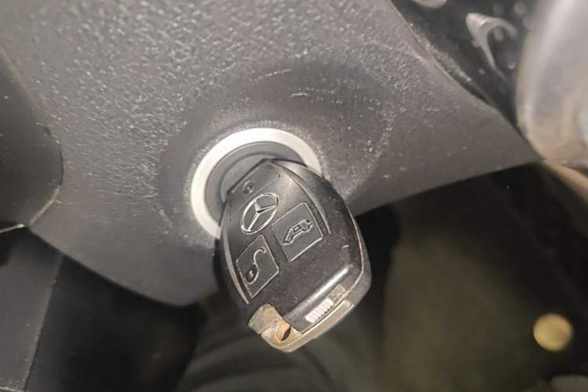 Used Mercedes-Benz Vito 2023 2.0T Elite Version 7 Seats Vehicle Key