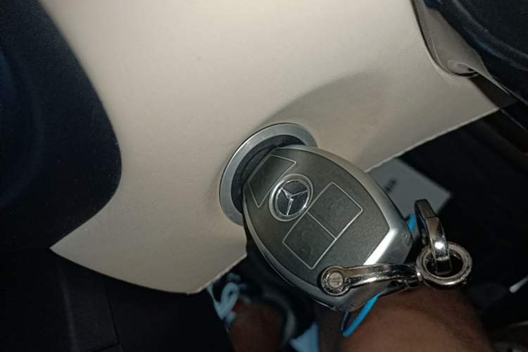 Used Mercedes-Benz Vito 2023 2.0T Elite Version 7 Seats Vehicle Key