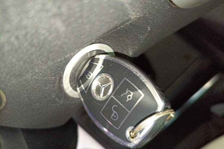 Used Mercedes-Benz Vito 2023 2.0T Elite Version 7 Seats Vehicle Key