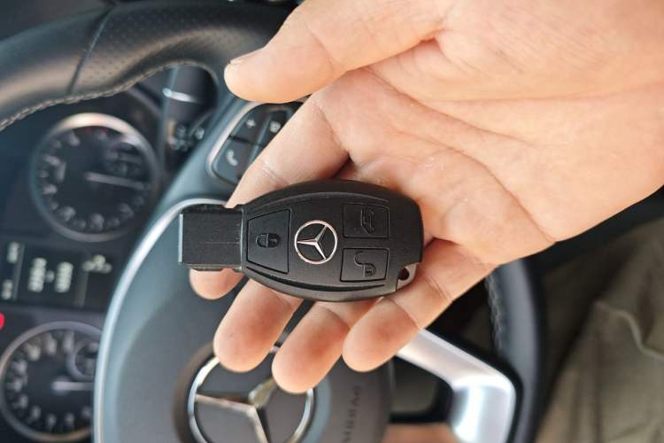 Used Mercedes-Benz Vito 2023 2.0T Business Version 7 Seats Vehicle Key
