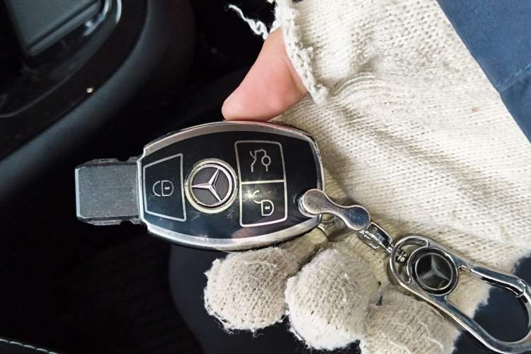 Used Mercedes-Benz Vito 2023 2.0T Elite Version 7 Seats Vehicle Key