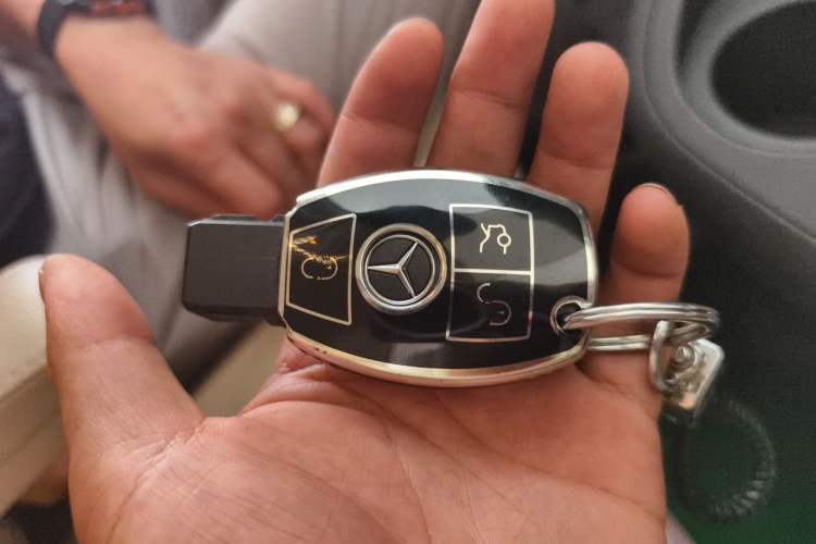 Used Mercedes-Benz Vito 2023 2.0T Elite Version 7 Seats Vehicle Key