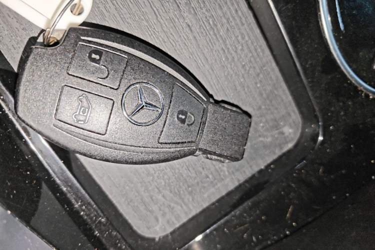 Used Mercedes-Benz Vito 2023 2.0T Elite Version 7 Seats Vehicle Key