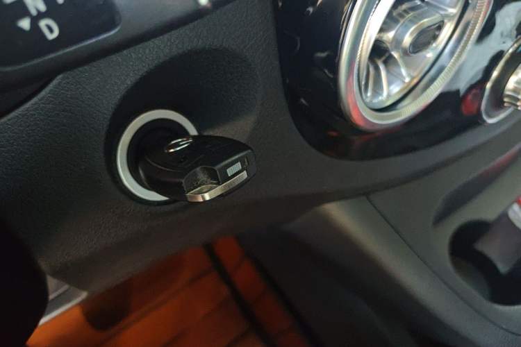 Used Mercedes-Benz Vito 2023 2.0T Business Version 7 Seats Vehicle Key