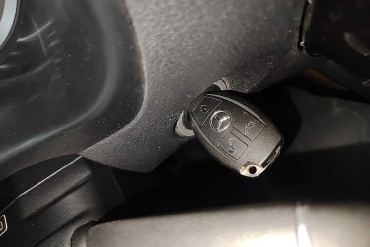 Used Mercedes-Benz Vito 2023 2.0T Business Version 7 Seats Vehicle Key