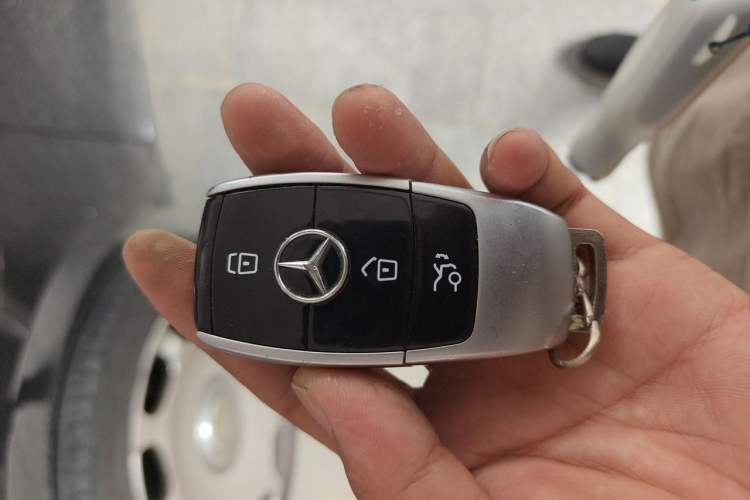 Used Mercedes-Benz Vito 2023 2.0T Business Version 7 Seats Vehicle Key