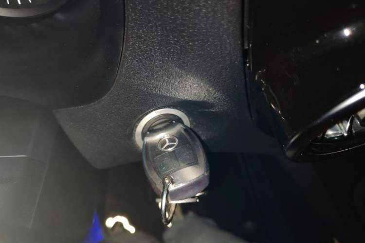Used Mercedes-Benz Vito 2023 2.0T Elite Version 7 Seats Vehicle Key
