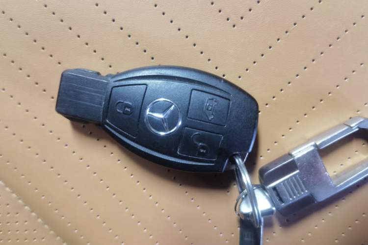 Used Mercedes-Benz Vito 2023 2.0T Elite Version 7 Seats Vehicle Key