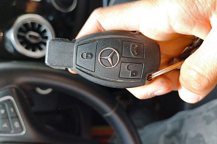 Used Mercedes-Benz Vito 2023 2.0T Elite Version 7 Seats Vehicle Key