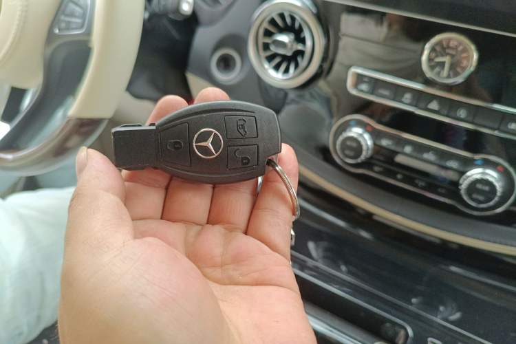 Used Mercedes-Benz Vito 2023 2.0T Business Version 7 Seats Vehicle Key