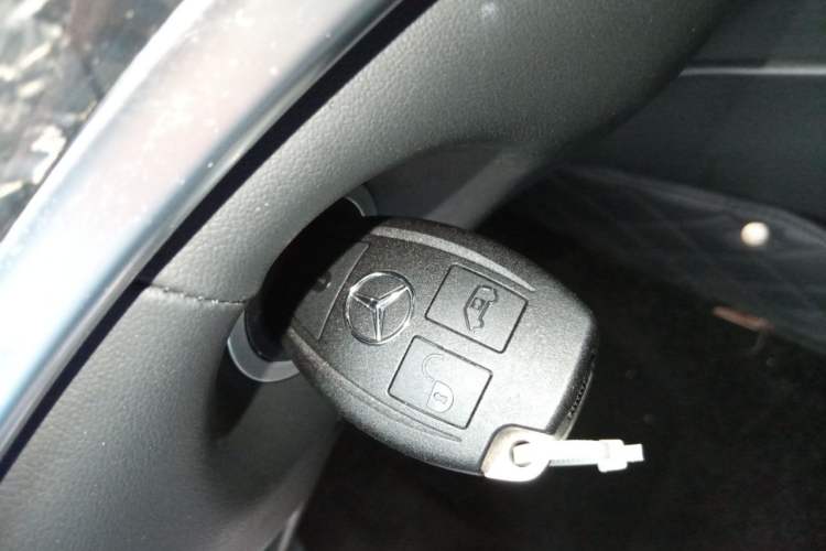 Used Mercedes-Benz Vito 2023 2.0T Elite Version 7 Seats Vehicle Key