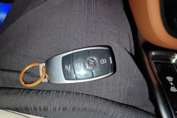 Used Mercedes-Benz Vito 2023 2.0T Elite Version 7 Seats Vehicle Key