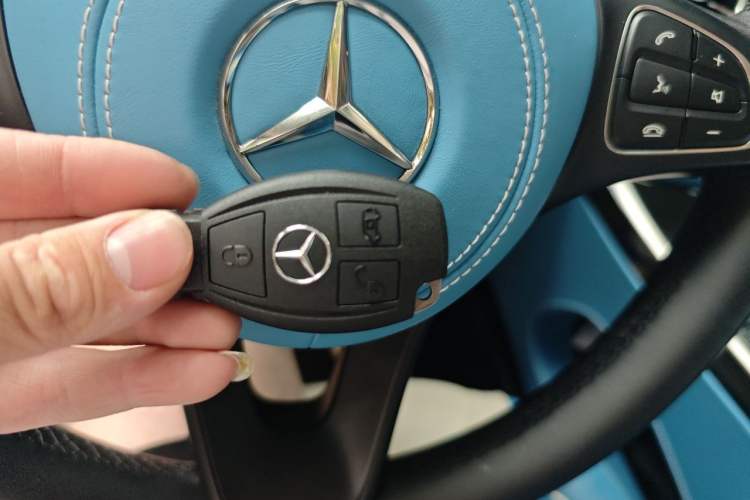 Used Mercedes-Benz Vito 2023 2.0T Elite Version 7 Seats Vehicle Key