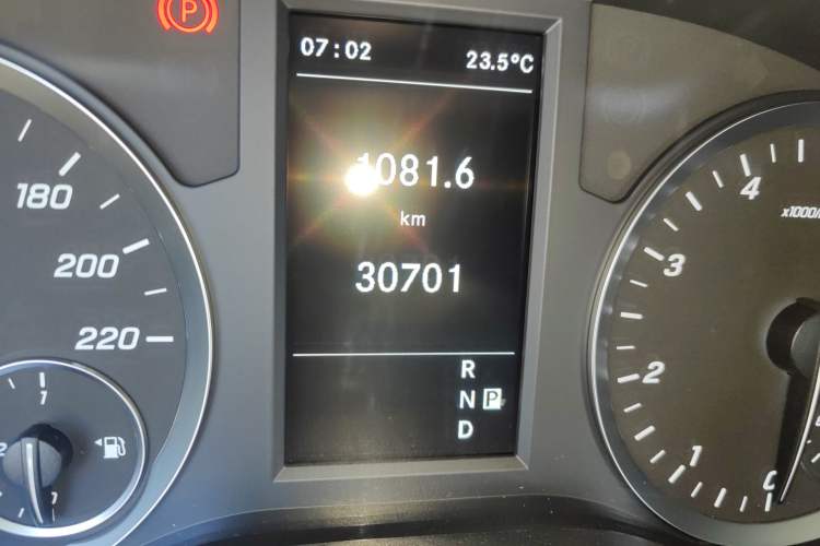 Used Mercedes-Benz Vito 2023 2.0T Business Version 7 Seats Odometer Close Up