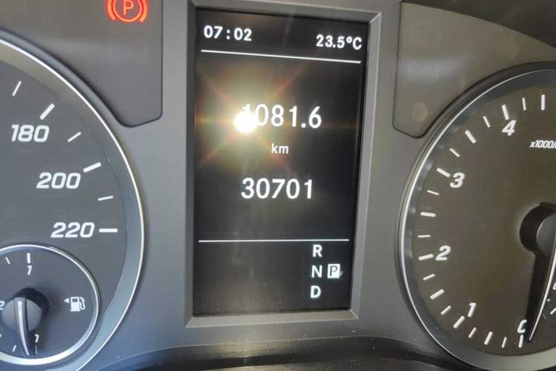 Used Mercedes-Benz Vito 2023 2.0T Business Version 7 Seats Odometer Close Up