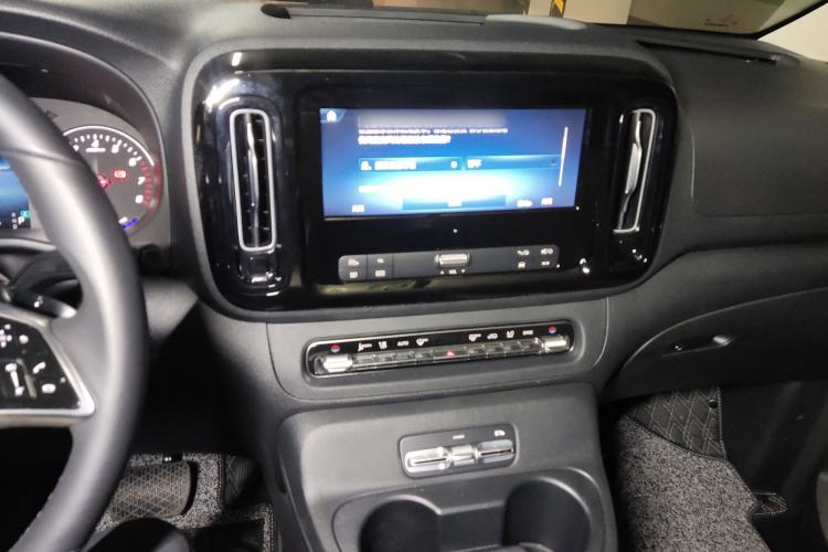 Used Mercedes-Benz Vito 2024 2.0T Business Version 7 Seats Audio And AC Panel