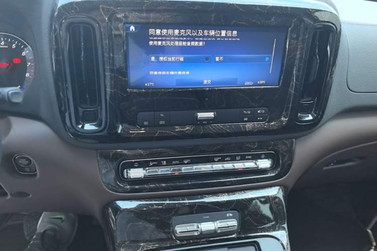 Used Mercedes-Benz Vito 2024 2.0T Elite Version 7 Seats Audio And AC Panel