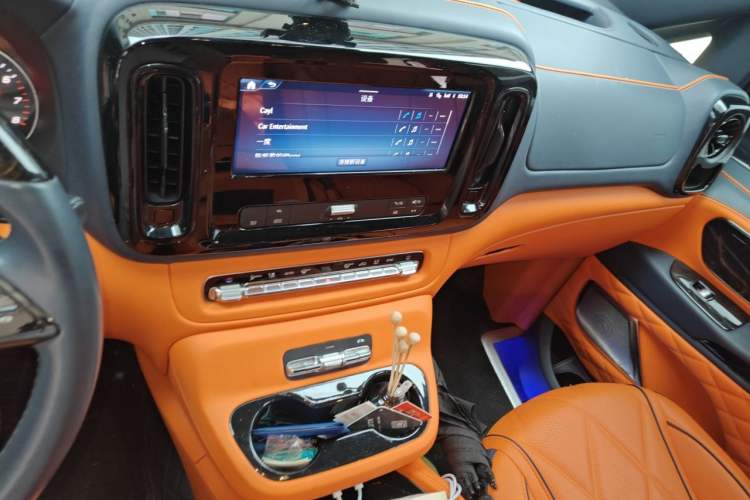 Used Mercedes-Benz Vito 2024 2.0T Elite Version 7 Seats Audio And AC Panel