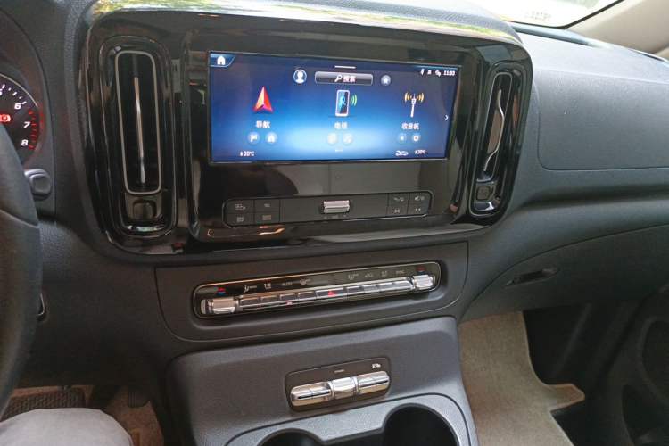Used Mercedes-Benz Vito 2024 2.0T Business Version 7 Seats Audio And AC Panel