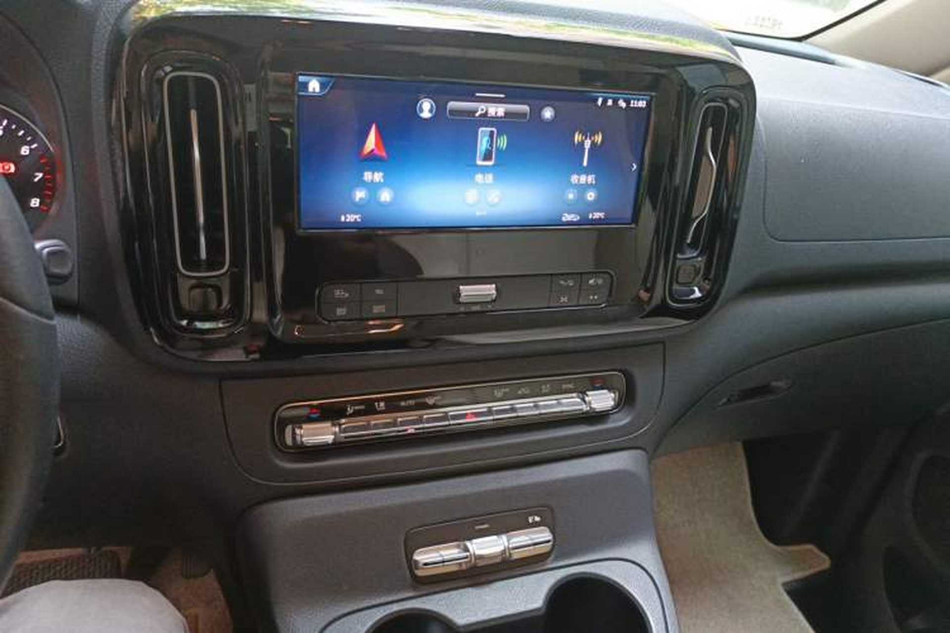 Used Mercedes-Benz Vito 2024 2.0T Business Version 7 Seats Audio And AC Panel