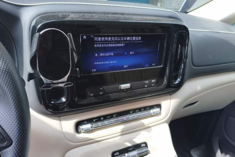 Used Mercedes-Benz Vito 2024 2.0T Elite Version 7 Seats Audio And AC Panel