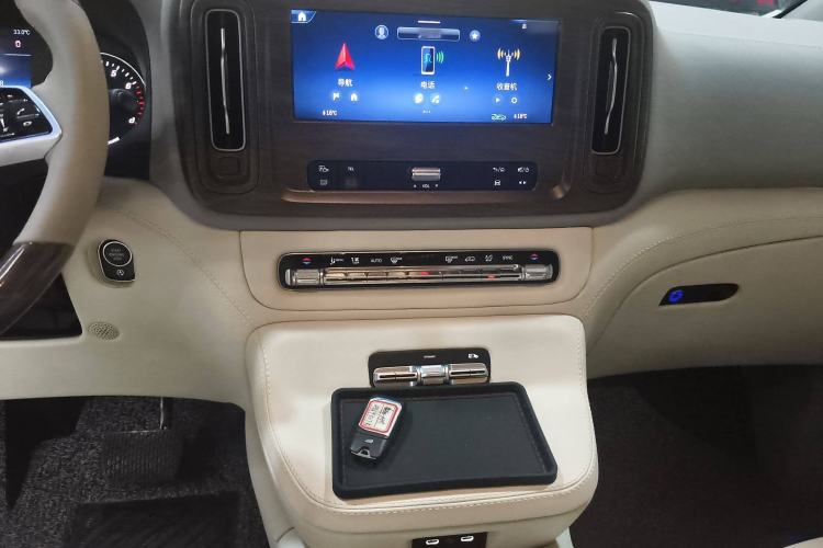 Used Mercedes-Benz Vito 2024 2.0T Business Version 7 Seats Audio And AC Panel