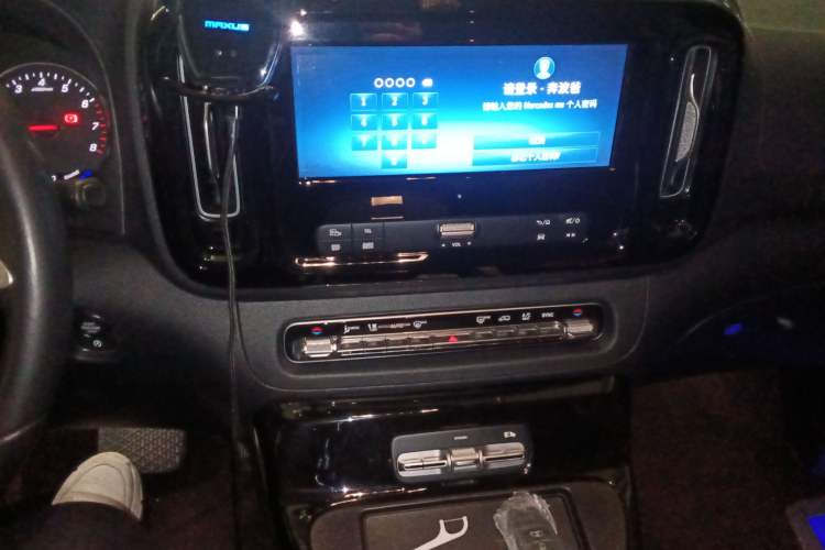Used Mercedes-Benz Vito 2024 2.0T Business Version 7 Seats Audio And AC Panel