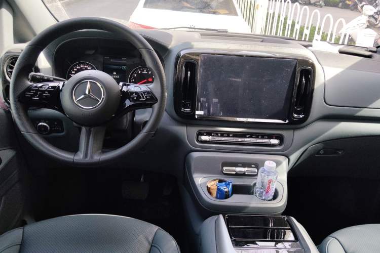 Used Mercedes-Benz Vito 2024 2.0T Elite Version 8 Seats Center Console