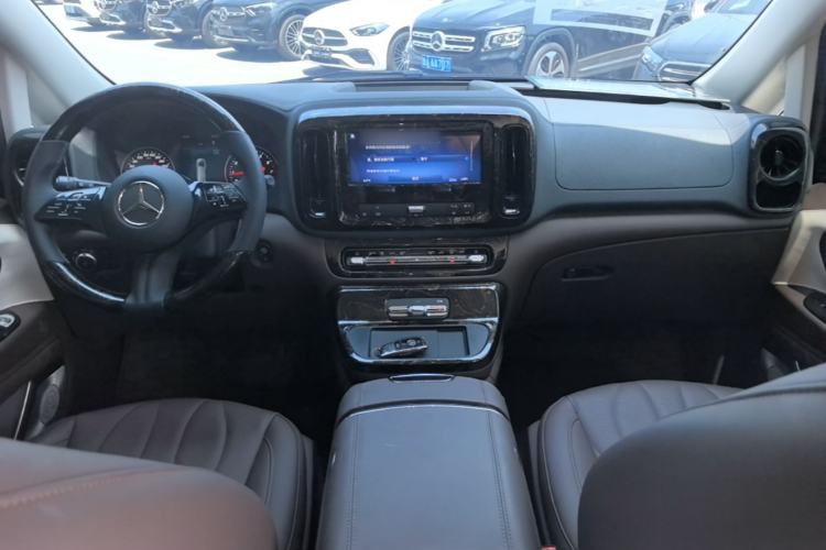 Used Mercedes-Benz Vito 2024 2.0T Elite Version 7 Seats Center Console