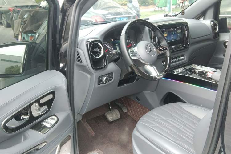 Used Mercedes-Benz Vito 2024 2.0T Business Version 7 Seats Driver Seat