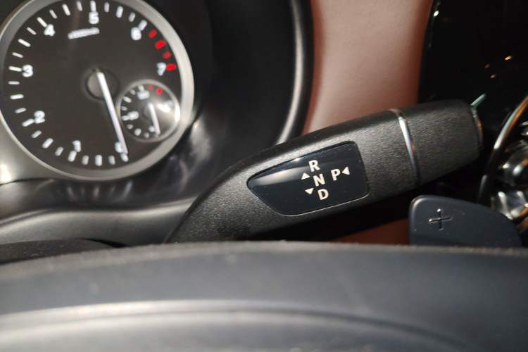 Used Mercedes-Benz Vito 2024 2.0T Business Version 7 Seats Gear Lever