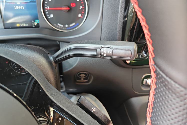 Used Mercedes-Benz Vito 2024 2.0T Elite Version 7 Seats Gear Lever