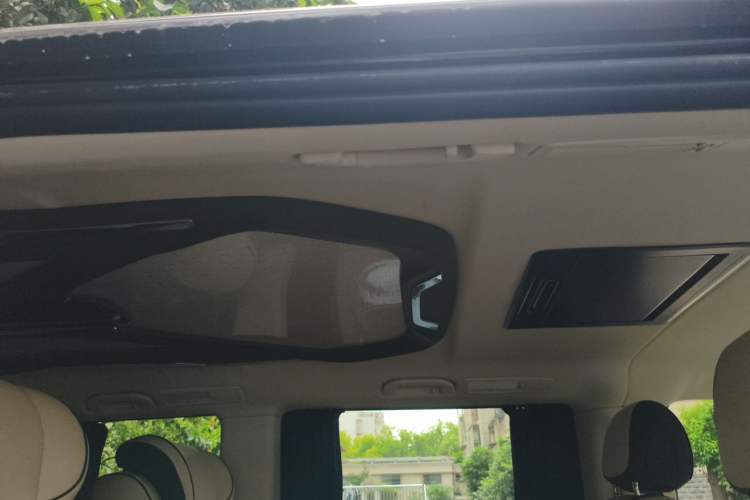 Used Mercedes-Benz Vito 2024 2.0T Elite Version 7 Seats Headliner
