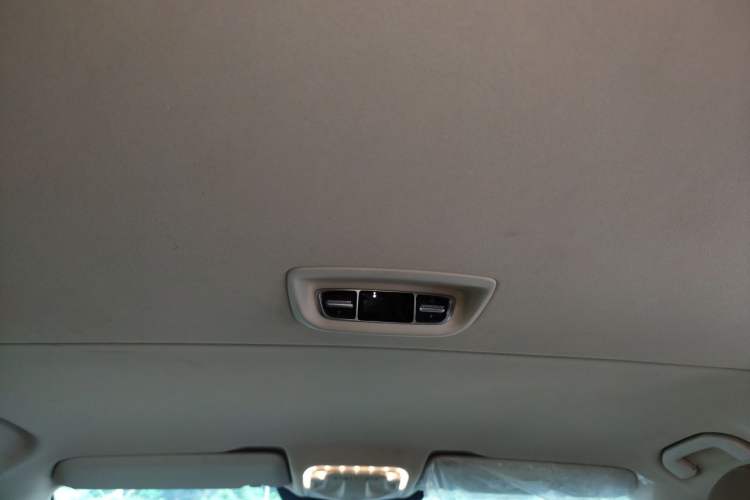 Used Mercedes-Benz Vito 2024 2.0T Elite Version 7 Seats Headliner