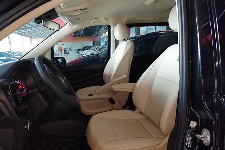 Used Mercedes-Benz Vito 2024 2.0T Elite Version 7 Seats Left Front Seat