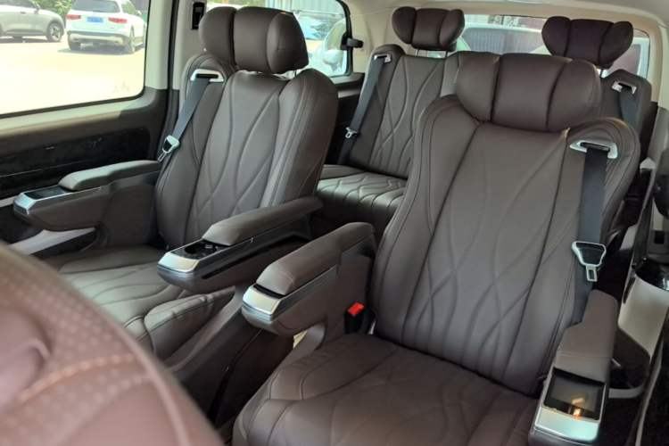 Used Mercedes-Benz Vito 2024 2.0T Elite Version 7 Seats Left Rear Seat