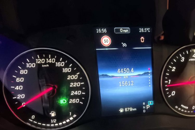 Used Mercedes-Benz Vito 2024 2.0T Business Version 7 Seats Odometer Close Up