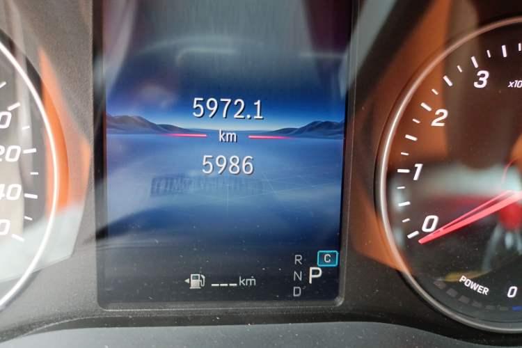 Used Mercedes-Benz Vito 2024 2.0T Business Version 7 Seats Odometer Close Up