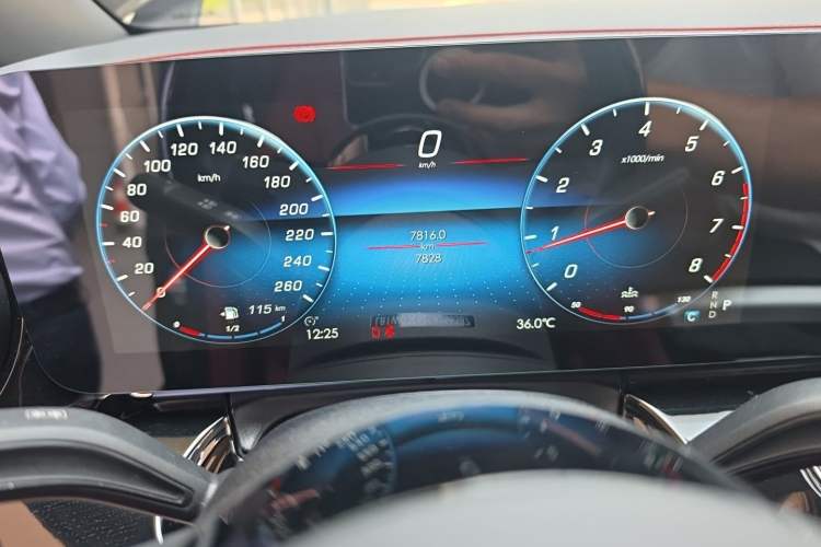 Used Mercedes-Benz Vito 2024 2.0T Elite Version 7 Seats Odometer Close Up