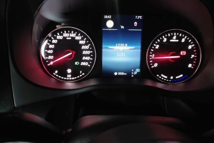 Used Mercedes-Benz Vito 2024 2.0T Business Version 7 Seats Odometer Close Up
