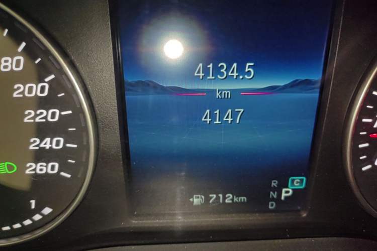 Used Mercedes-Benz Vito 2024 2.0T Business Version 7 Seats Odometer Close Up