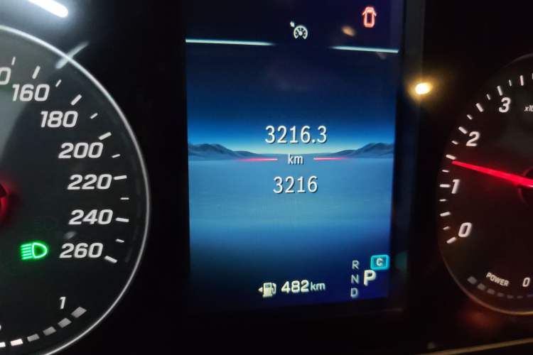 Used Mercedes-Benz Vito 2024 2.0T Elite Version 7 Seats Odometer Close Up
