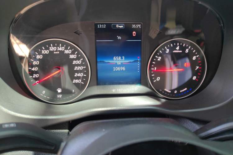 Used Mercedes-Benz Vito 2024 2.0T Elite Version 7 Seats Odometer Close Up
