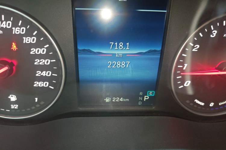 Used Mercedes-Benz Vito 2024 2.0T Elite Version 7 Seats Odometer Close Up