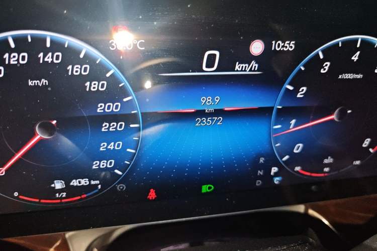 Used Mercedes-Benz Vito 2024 2.0T Elite Version 7 Seats Odometer Close Up